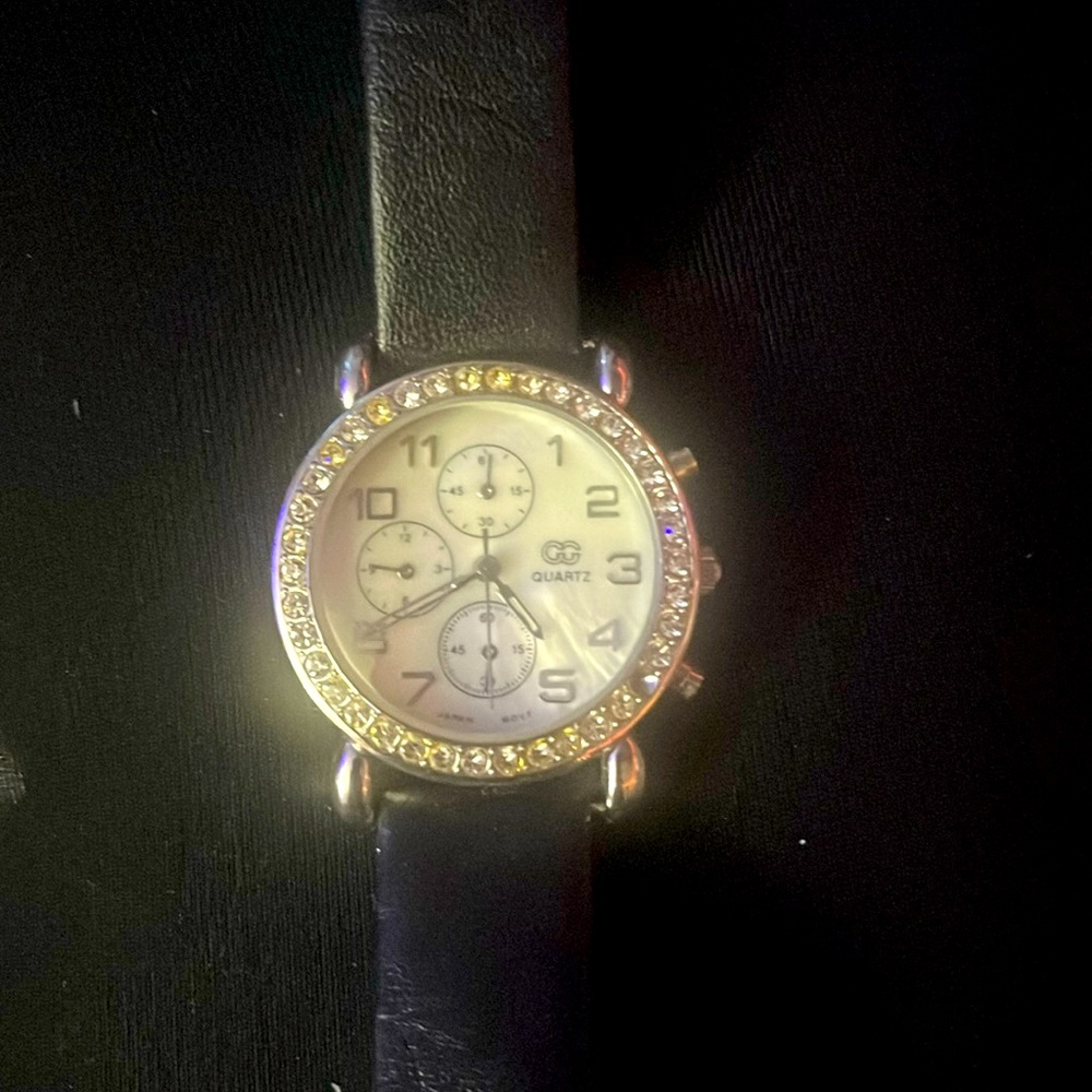 GG women’s wristwatch